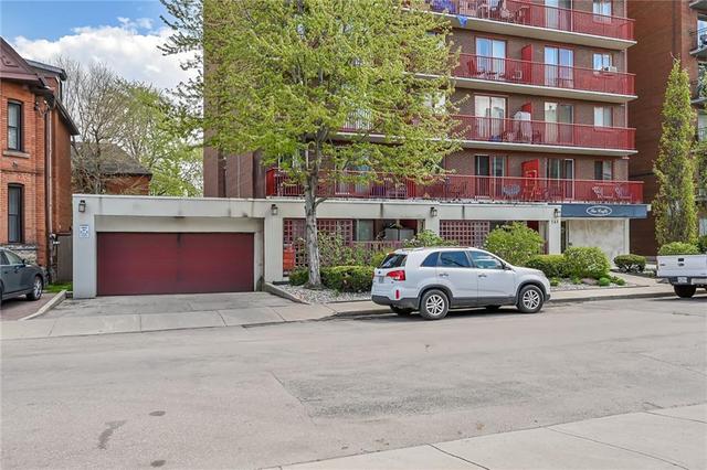 702 - 141 Catharine St S, Condo with 1 bedrooms, 1 bathrooms and 1 parking in Hamilton ON | Image 2