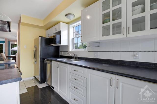 109 Topham Terr, Townhouse with 3 bedrooms, 3 bathrooms and 3 parking in Ottawa ON | Image 9