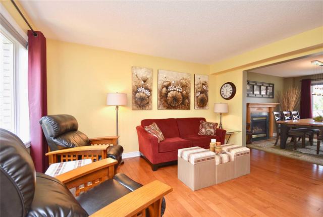 18 Waddington Cres, House detached with 3 bedrooms, 4 bathrooms and 2 parking in Barrie ON | Image 2