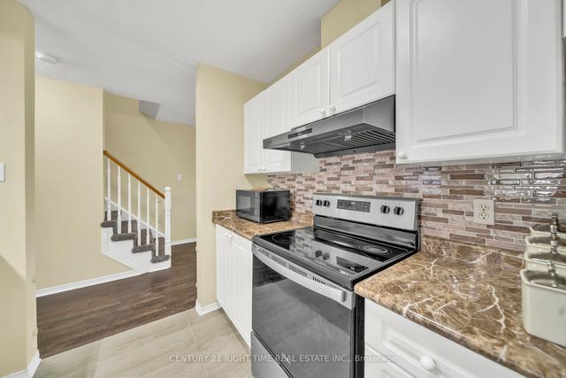252 Blackhorne Dr, Townhouse with 3 bedrooms, 2 bathrooms and 2 parking in Kitchener ON | Image 3
