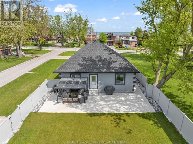13737 Riverside Dr E, House detached with 4 bedrooms, 3 bathrooms and null parking in Tecumseh ON | Image 41