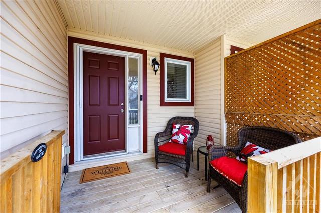 101 Crampton Dr, Townhouse with 3 bedrooms, 2 bathrooms and 3 parking in Carleton Place ON | Image 2