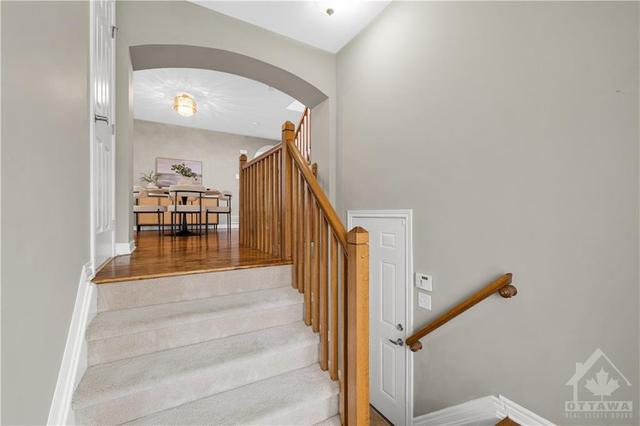 406 Vendevale Ave, House detached with 4 bedrooms, 4 bathrooms and 4 parking in Ottawa ON | Image 2