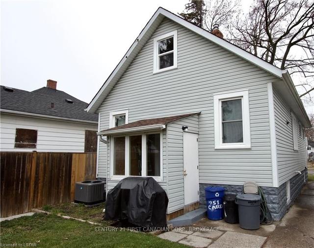 373 Wellington St, House detached with 3 bedrooms, 1 bathrooms and 2 parking in Sarnia ON | Image 1