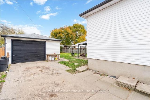 384 Savoy St, House detached with 4 bedrooms, 1 bathrooms and 4 parking in Sarnia ON | Image 21