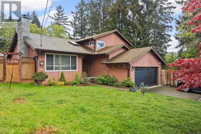 2325 Strathcona Cres, House detached with 4 bedrooms, 3 bathrooms and 3 parking in Comox BC | Image 1