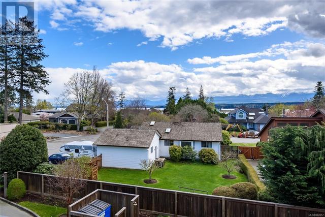 2 - 1653 Comox Ave, House attached with 3 bedrooms, 4 bathrooms and 1 parking in Comox BC | Image 36