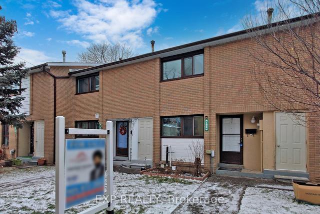 193 Fleetwood Cres, Townhouse with 3 bedrooms, 2 bathrooms and 1 parking in Brampton ON | Image 1