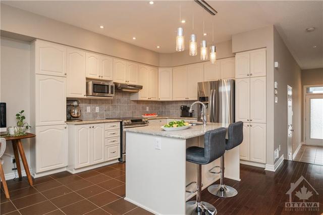 814 Fletcher Cir, Townhouse with 3 bedrooms, 3 bathrooms and 3 parking in Ottawa ON | Image 7