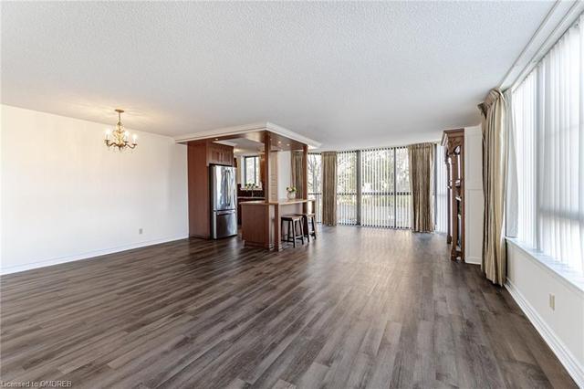 208 - 1230 Marlborough Crt, House attached with 2 bedrooms, 2 bathrooms and 1 parking in Oakville ON | Image 6