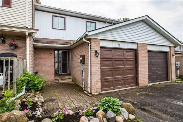 7 Burns Cir, House attached with 3 bedrooms, 1 bathrooms and 2 parking in Barrie ON | Image 1