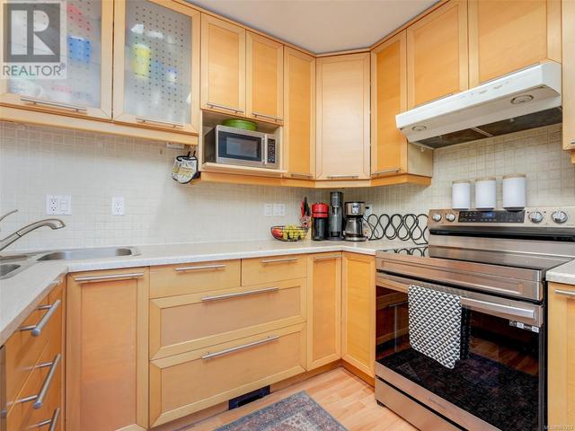 6 - 3993 Columbine Way, House attached with 3 bedrooms, 3 bathrooms and 2 parking in Saanich BC | Image 8