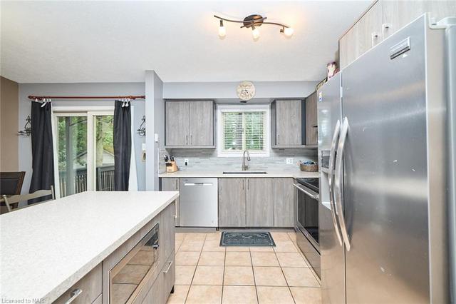 129 Burleigh Road N, House detached with 4 bedrooms, 2 bathrooms and 5 parking in Fort Erie ON | Image 2