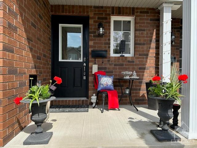 224 Macoun Cir, Townhouse with 3 bedrooms, 3 bathrooms and 3 parking in Ottawa ON | Image 5