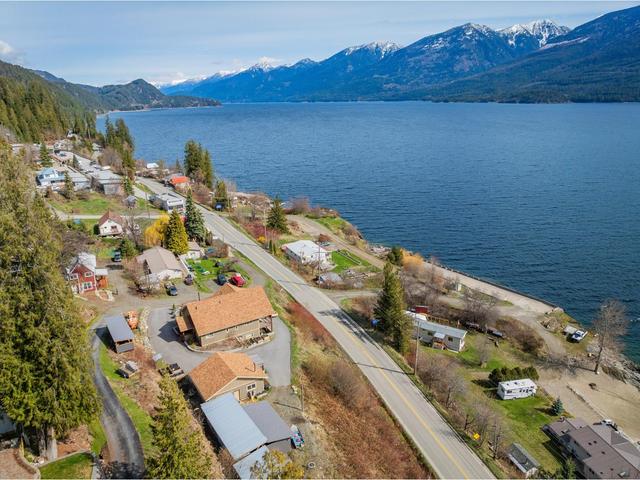 3558 Sprague St, House detached with 3 bedrooms, 4 bathrooms and null parking in Central Kootenay D BC | Image 4
