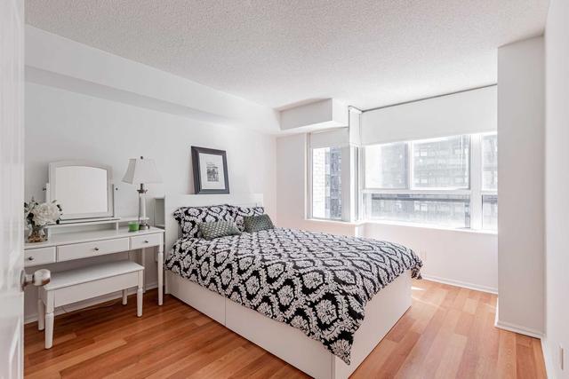 1315 - 711 Bay St, Condo with 2 bedrooms, 2 bathrooms and 1 parking in Toronto ON | Image 2