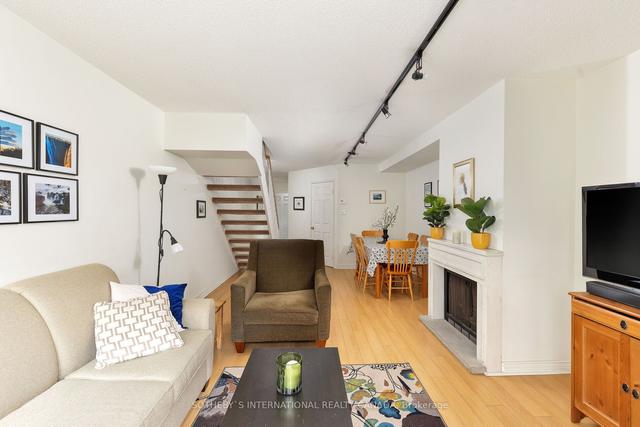 594 - 574 Wellington St W, Townhouse with 2 bedrooms, 2 bathrooms and 1 parking in Toronto ON | Image 5