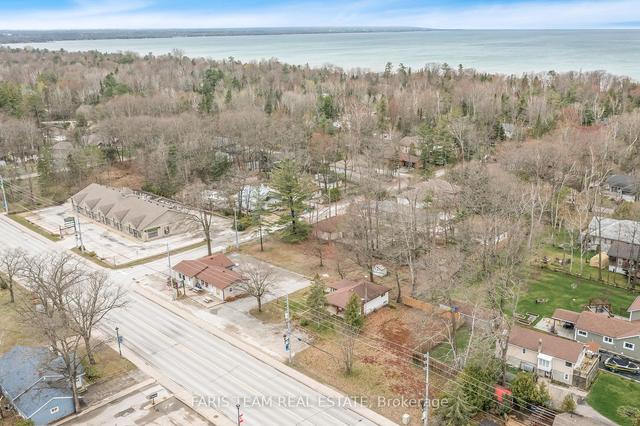 1456 Mosley St, House detached with 2 bedrooms, 1 bathrooms and 8 parking in Wasaga Beach ON | Image 12