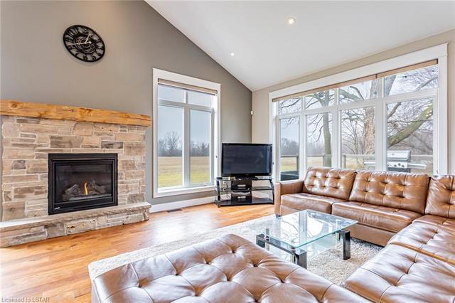 2580 Dundas St, House detached with 4 bedrooms, 3 bathrooms and 8 parking in London ON | Image 16