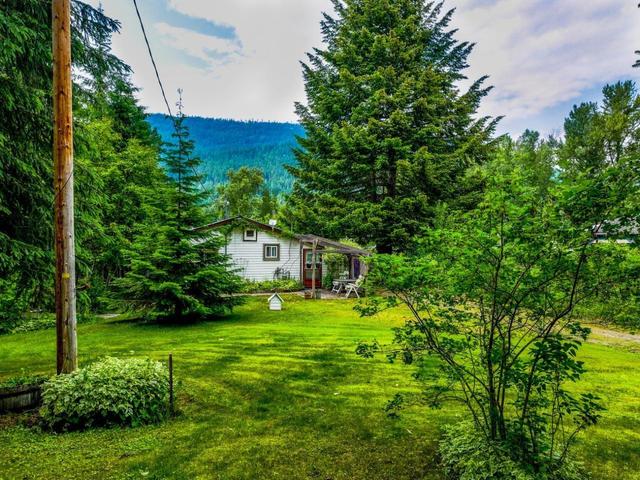 8918 Moyie Avenue, House detached with 2 bedrooms, 1 bathrooms and null parking in Central Kootenay B BC | Image 41