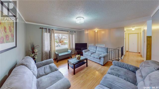 758 Sweeney St, House detached with 4 bedrooms, 2 bathrooms and null parking in Regina SK | Image 4
