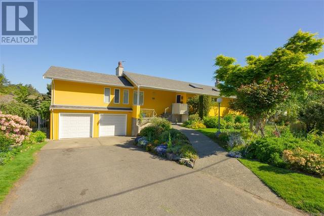 4050 Lockehaven Dr E, House detached with 4 bedrooms, 4 bathrooms and 6 parking in Saanich BC | Image 6