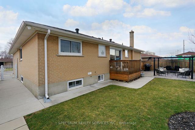 115 Exbury Rd, House detached with 3 bedrooms, 2 bathrooms and 3 parking in Toronto ON | Image 32