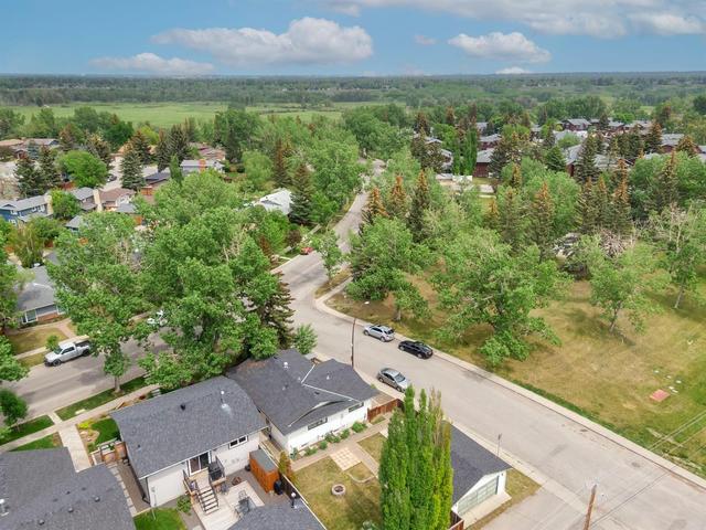 664 Midridge Dr Se, House detached with 5 bedrooms, 2 bathrooms and 2 parking in Calgary AB | Image 4