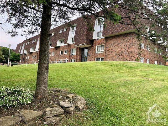 G8 - 815 Kyle Crt, Condo with 2 bedrooms, 1 bathrooms and 1 parking in Brockville ON | Image 1