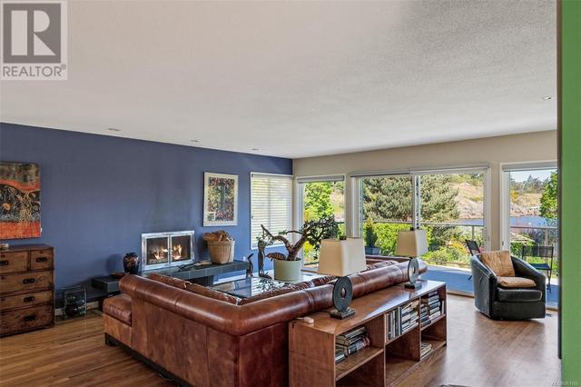 4050 Lockehaven Dr E, House detached with 4 bedrooms, 4 bathrooms and 6 parking in Saanich BC | Image 11