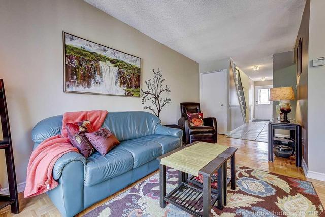 104 Foster Cres, Townhouse with 3 bedrooms, 3 bathrooms and 1 parking in Brampton ON | Image 5