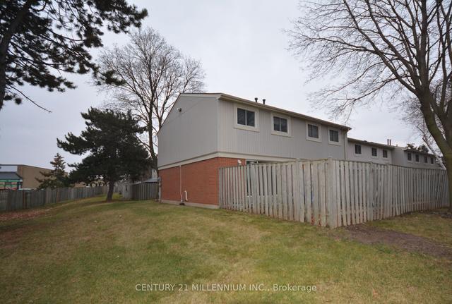 8 - 561 Childs Dr, Condo with 3 bedrooms, 2 bathrooms and 1 parking in Milton ON | Image 4