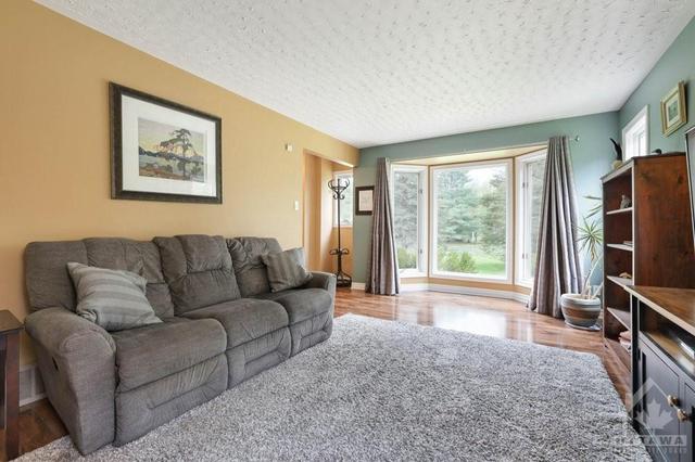 286 Wagon Dr, House detached with 4 bedrooms, 4 bathrooms and 14 parking in Ottawa ON | Image 4