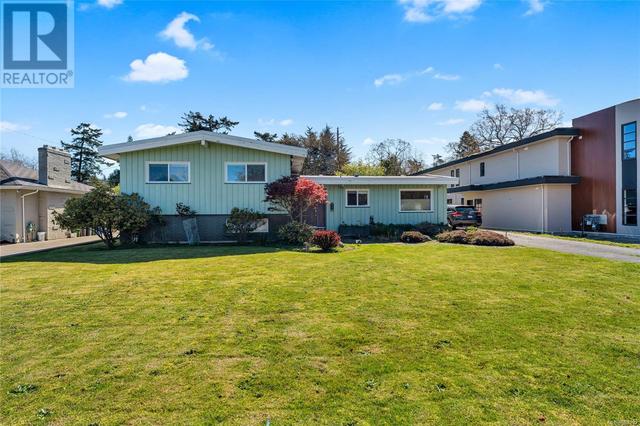3401 Woodburn Ave, House detached with 4 bedrooms, 3 bathrooms and 1 parking in Oak Bay BC | Image 1