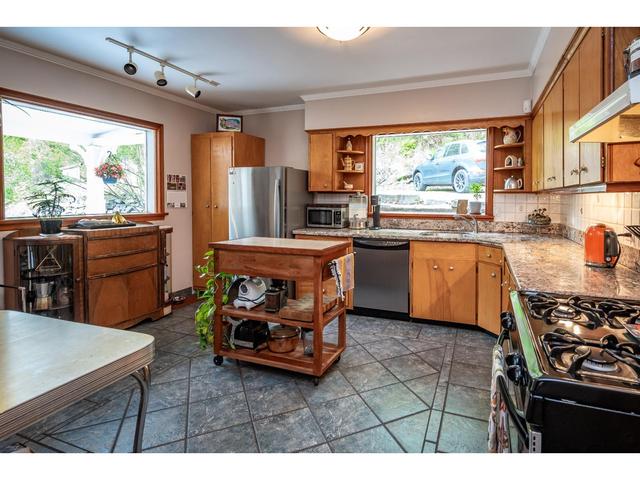 519 Cedar St, House detached with 4 bedrooms, 3 bathrooms and 4 parking in Nelson BC | Image 9