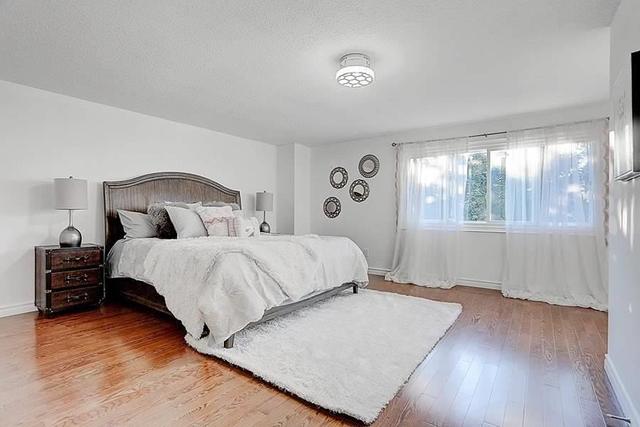 22 Wickham Ct, House detached with 4 bedrooms, 5 bathrooms and 6 parking in Markham ON | Image 7