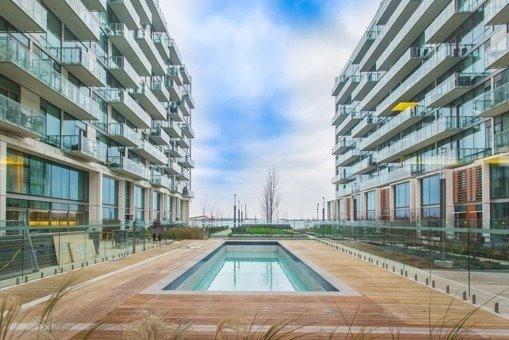 Th105 - 39 Queens Quay E, Townhouse with 2 bedrooms, 3 bathrooms and 1 parking in Toronto ON | Image 2