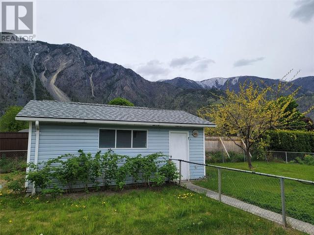 819 10th Ave, House detached with 3 bedrooms, 1 bathrooms and 5 parking in Keremeos BC | Image 2