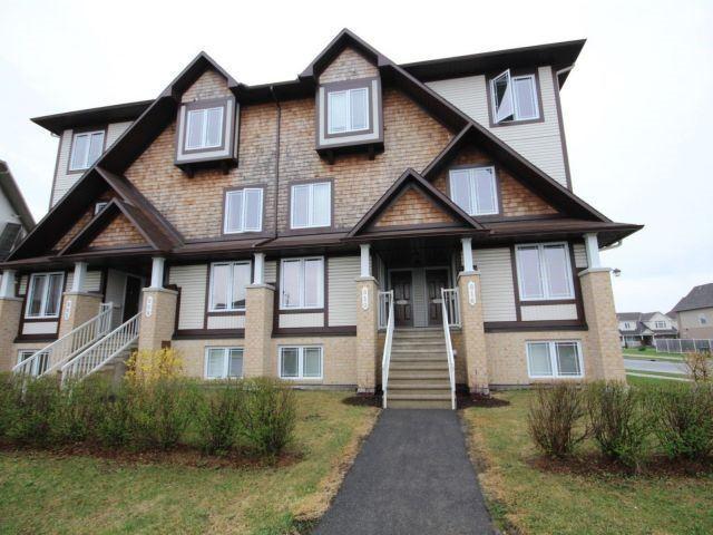 814 Lakeridge Dr, Townhouse with 2 bedrooms, 3 bathrooms and 2 parking in Ottawa ON | Image 1