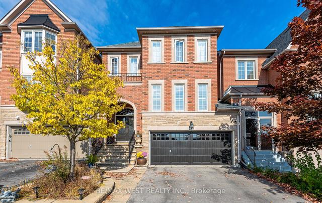 8 Carriage House Ct, House attached with 3 bedrooms, 4 bathrooms and 4 parking in Richmond Hill ON | Image 1