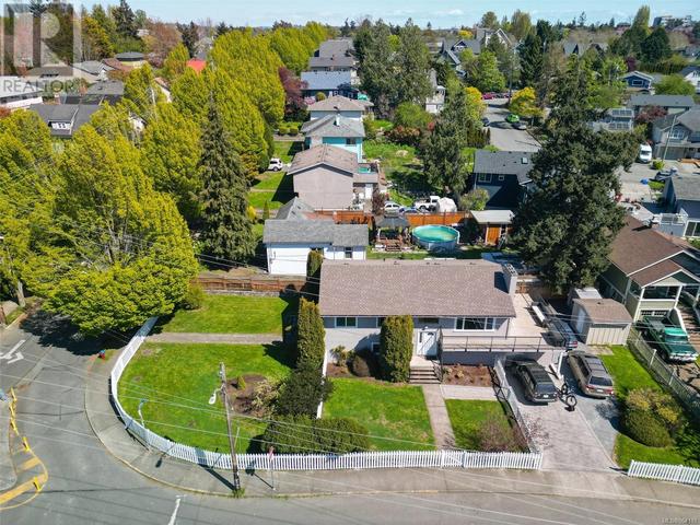 955 Hereward Rd, House detached with 5 bedrooms, 3 bathrooms and 4 parking in Victoria BC | Image 1