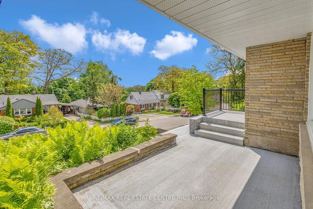 8 Dundonald Rd, House detached with 2 bedrooms, 3 bathrooms and 4 parking in Cambridge ON | Image 2