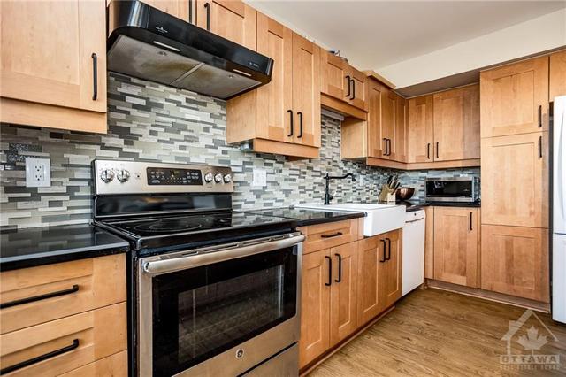 34 Huntview Private, Townhouse with 3 bedrooms, 4 bathrooms and 2 parking in Ottawa ON | Image 12