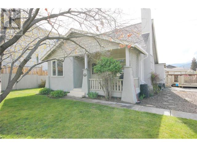 739 Government Street, House detached with 3 bedrooms, 1 bathrooms and 2 parking in Penticton BC | Image 2