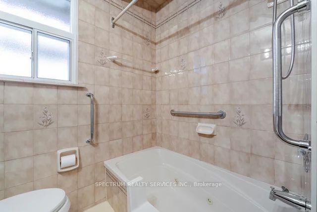 112 Wyndale Dr, House detached with 3 bedrooms, 2 bathrooms and 5 parking in Toronto ON | Image 15