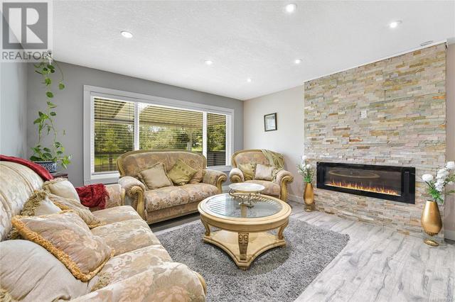 1141 Roy Rd, House detached with 6 bedrooms, 4 bathrooms and 4 parking in Saanich BC | Image 8