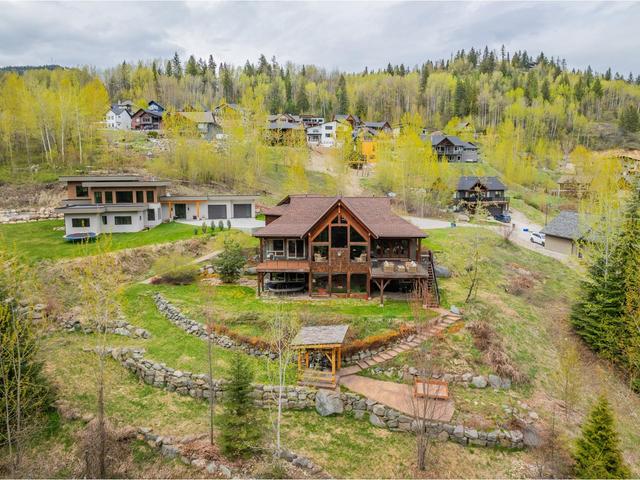 817 White Tail Drive, House detached with 4 bedrooms, 4 bathrooms and null parking in Rossland BC | Image 3