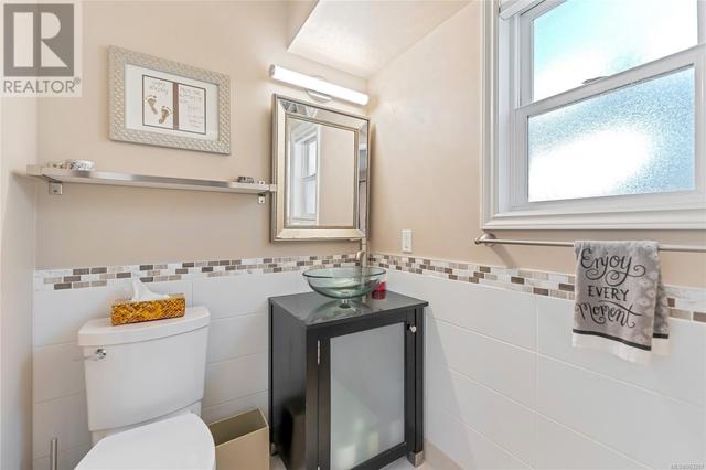 1336 Ryan St, House detached with 3 bedrooms, 2 bathrooms and 2 parking in Victoria BC | Image 17