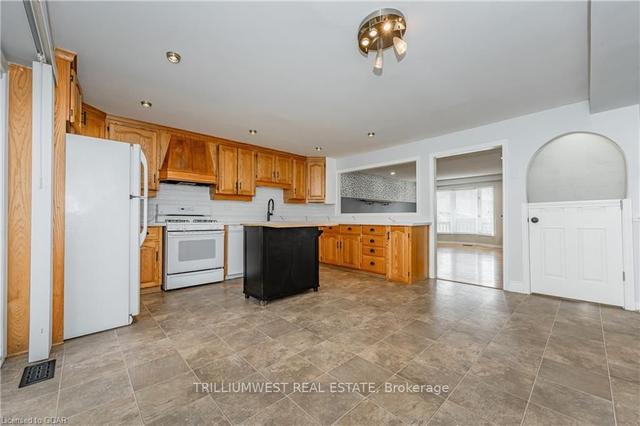 323 Auden Rd, House detached with 2 bedrooms, 2 bathrooms and 4 parking in Guelph ON | Image 3