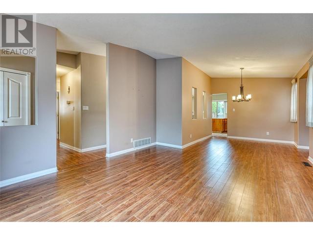 159 - 1634 Carmi Ave, House attached with 3 bedrooms, 3 bathrooms and 2 parking in Penticton BC | Image 4